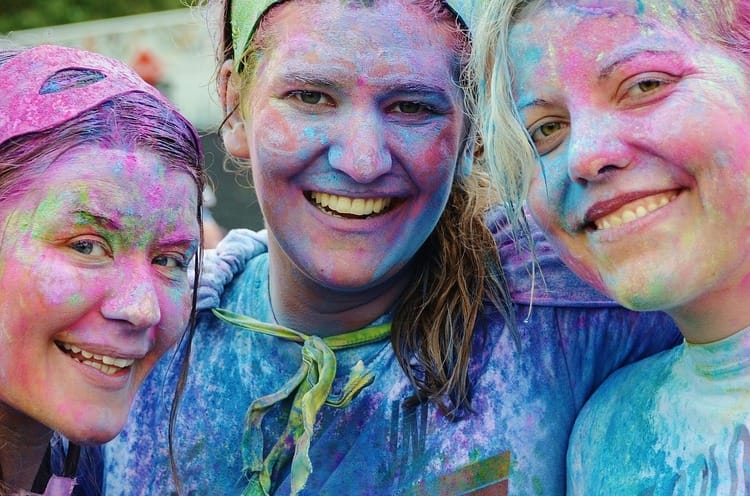 Frauen auf dem Holi Festival